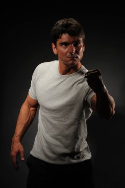 Yakışıklı adam fotoğraf için poz veriyor..