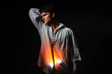 sıcak adam fotoğraf için poz.