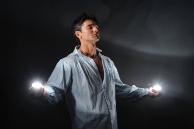 sıcak adam fotoğraf için poz.