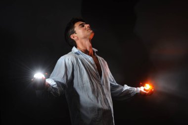 sıcak adam fotoğraf için poz.