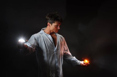 sıcak adam fotoğraf için poz.