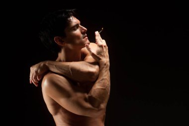 Yakışıklı adam fotoğraf için poz veriyor..