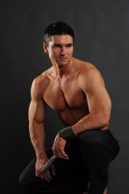 Asker fotoğraf için poz veriyor..