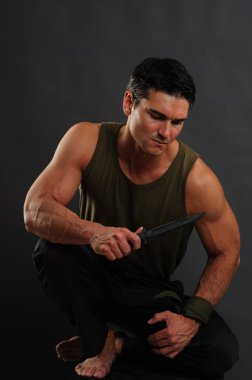 Asker fotoğraf için poz veriyor..