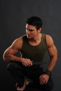 Asker fotoğraf için poz veriyor..