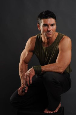 Asker fotoğraf için poz veriyor..