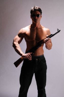Seksi adam fotoğraf için poz veriyor..