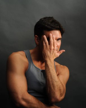 Yakışıklı kovboy fotoğraf için poz veriyor..