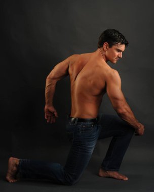 Yakışıklı kovboy fotoğraf için poz veriyor..