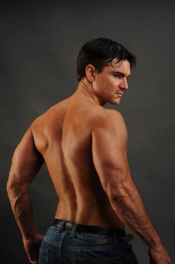 Yakışıklı kovboy fotoğraf için poz veriyor..