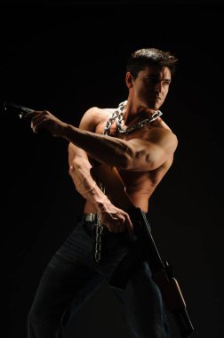 Yakışıklı adam fotoğraf için poz veriyor..