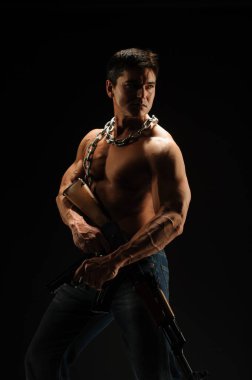 Yakışıklı adam fotoğraf için poz veriyor..