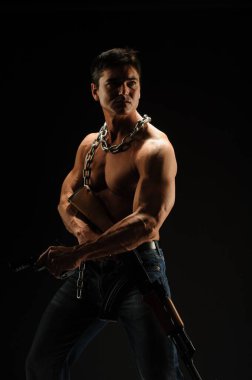 Yakışıklı adam fotoğraf için poz veriyor..