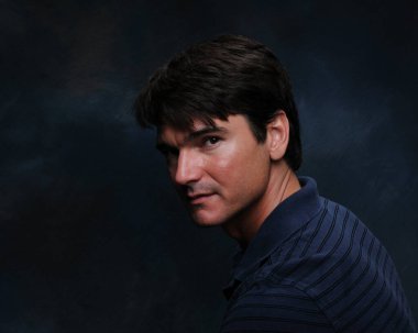 Yakışıklı adam fotoğraf için poz veriyor..