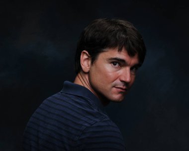 Yakışıklı adam fotoğraf için poz veriyor..