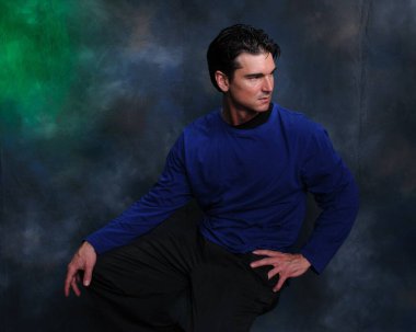 Yakışıklı adam fotoğraf için poz veriyor..