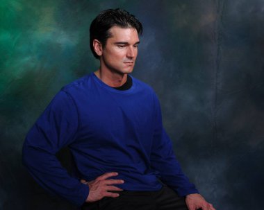 Yakışıklı adam fotoğraf için poz veriyor..