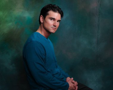 Yakışıklı adam fotoğraf için poz veriyor..