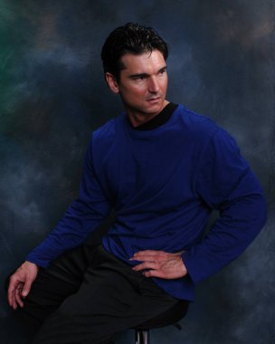 Yakışıklı adam fotoğraf için poz veriyor..