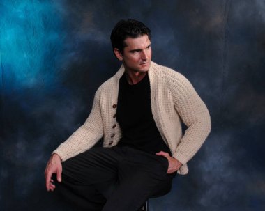 Yakışıklı adam fotoğraf için poz veriyor..