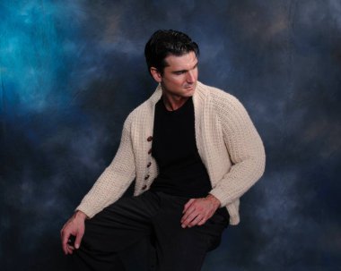 Yakışıklı adam fotoğraf için poz veriyor..