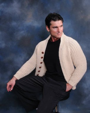 Yakışıklı adam fotoğraf için poz veriyor..