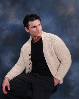 Yakışıklı adam fotoğraf için poz veriyor..