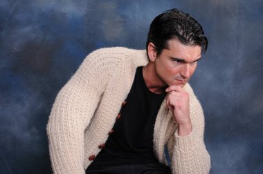 Yakışıklı adam fotoğraf için poz veriyor..