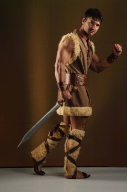 Yakışıklı barbar fotoğraf için poz veriyor..