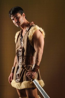 Yakışıklı barbar fotoğraf için poz veriyor..