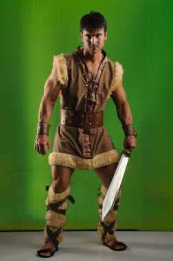 Yakışıklı barbar fotoğraf için poz veriyor..