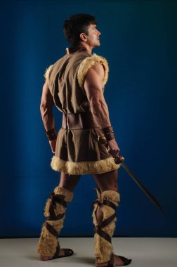 Yakışıklı barbar fotoğraf için poz veriyor..