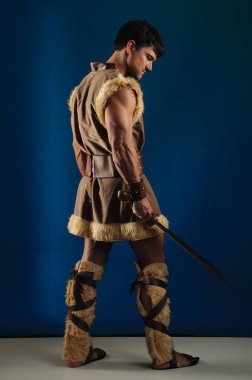 Yakışıklı barbar fotoğraf için poz veriyor..