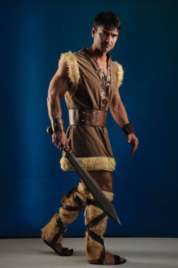 Yakışıklı barbar fotoğraf için poz veriyor..