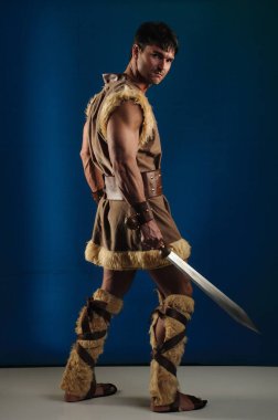 Yakışıklı barbar fotoğraf için poz veriyor..