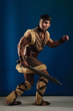 Yakışıklı barbar fotoğraf için poz veriyor..