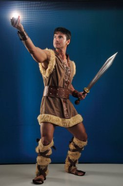 Yakışıklı barbar fotoğraf için poz veriyor..