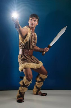 Yakışıklı barbar fotoğraf için poz veriyor..