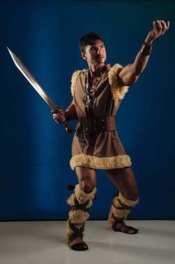 Yakışıklı barbar fotoğraf için poz veriyor..