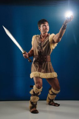 Yakışıklı barbar fotoğraf için poz veriyor..