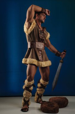 Yakışıklı adam fotoğraf için poz veriyor..