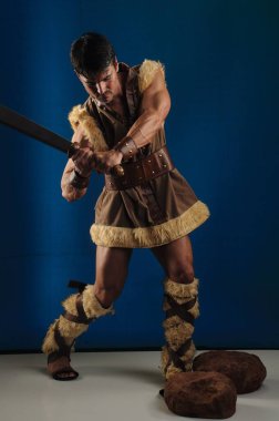 Yakışıklı adam fotoğraf için poz veriyor..