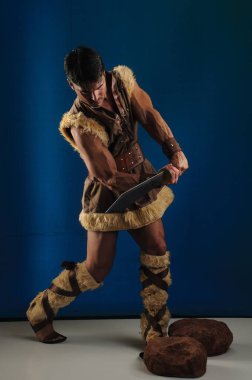 Yakışıklı adam fotoğraf için poz veriyor..