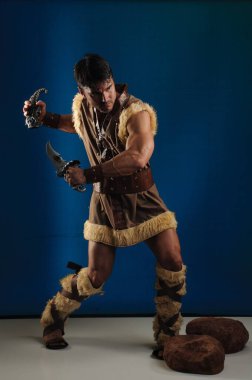 Yakışıklı adam fotoğraf için poz veriyor..