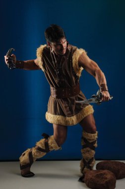 Yakışıklı adam fotoğraf için poz veriyor..