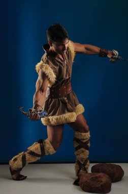 Yakışıklı adam fotoğraf için poz veriyor..