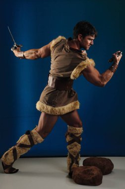 Yakışıklı adam fotoğraf için poz veriyor..