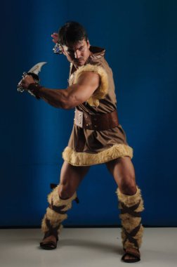 Yakışıklı adam fotoğraf için poz veriyor..