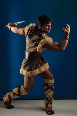 Yakışıklı adam fotoğraf için poz veriyor..