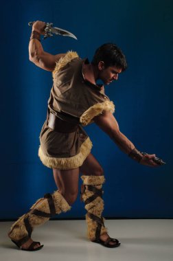 Yakışıklı adam fotoğraf için poz veriyor..